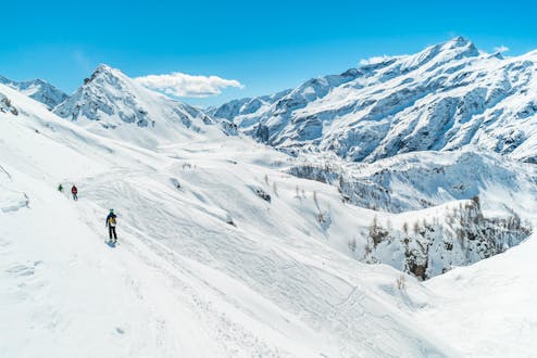 Ein paar Skifahrer gleiten durch die verschneite Landschaft in Gressoney im Skigebiet Monte Rosa, wo die örtlichen Skischulen ihre Skikurse anbieten.