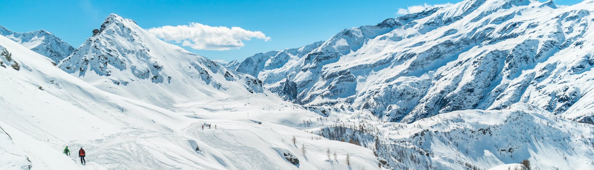 Alcuni sciatori sciano nel paesaggio innevato di Gressoney, nel comprensorio sciistico del Monte Rosa, dove le scuole di sci locali offrono le loro lezioni di sci.