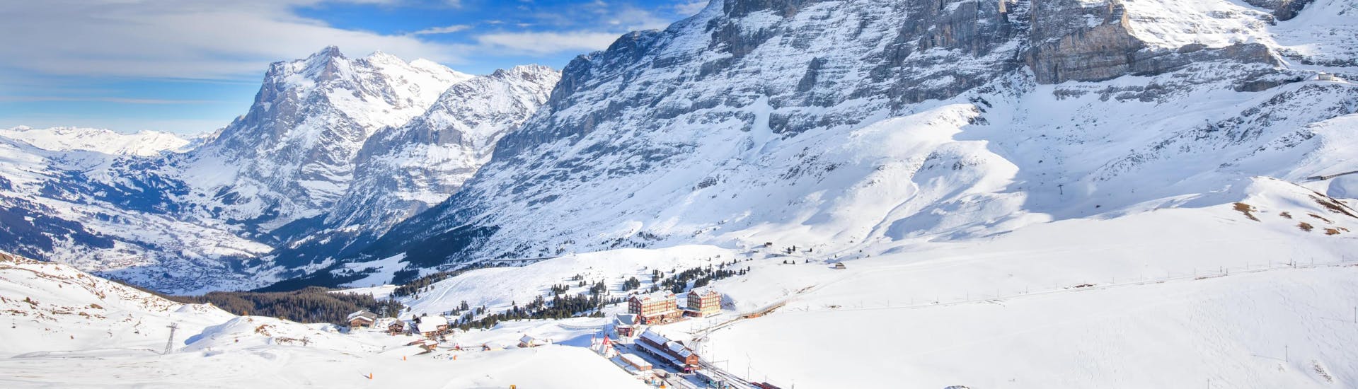 Vue sur les pistes enneigées de Grindelwald, dans la région de la Jungfrau, où de nombreuses écoles de ski proposent leurs cours de ski.