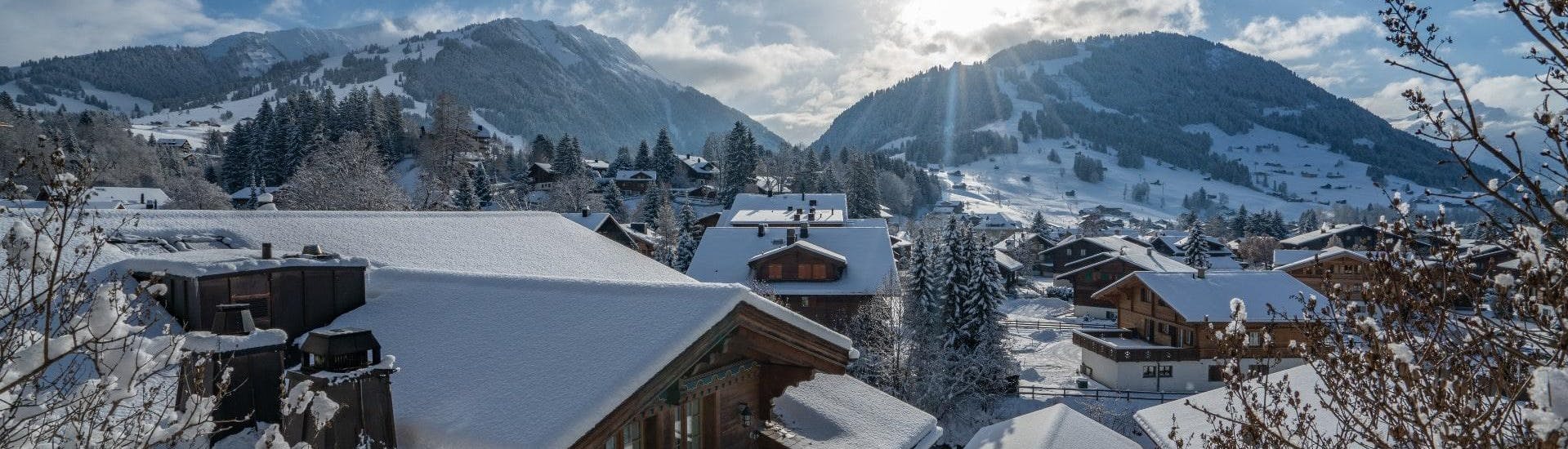 Ein Blick auf das verschneite Gstaad in den Schweizer Alpen, ein beliebter Ort, an dem Skifahrer bei einer der örtlichen Skischulen einen Skikurs buchen können.