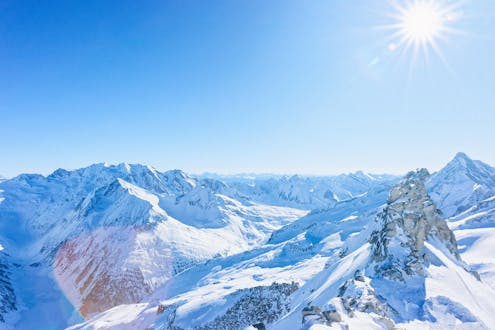 Blick auf die schneebedeckten Gipfel des Hintertuxer Gletschers, wo die örtlichen Skischulen ihre Skikurse anbieten.