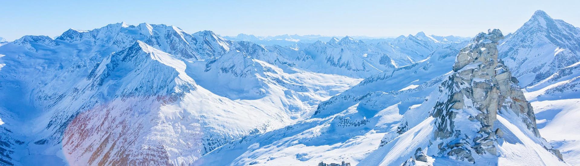 Blick auf die schneebedeckten Gipfel des Hintertuxer Gletschers im Skigebieit Zillertal 3000, wo die örtlichen Skischulen ihre Skikurse anbieten.