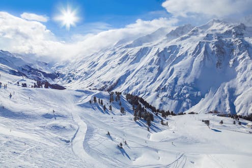 Blick auf die alpine Landschaft der Skigebiete Obergurgl und Hochgurgl, wo die örtlichen Skischulen ihre Skikurse anbieten.
