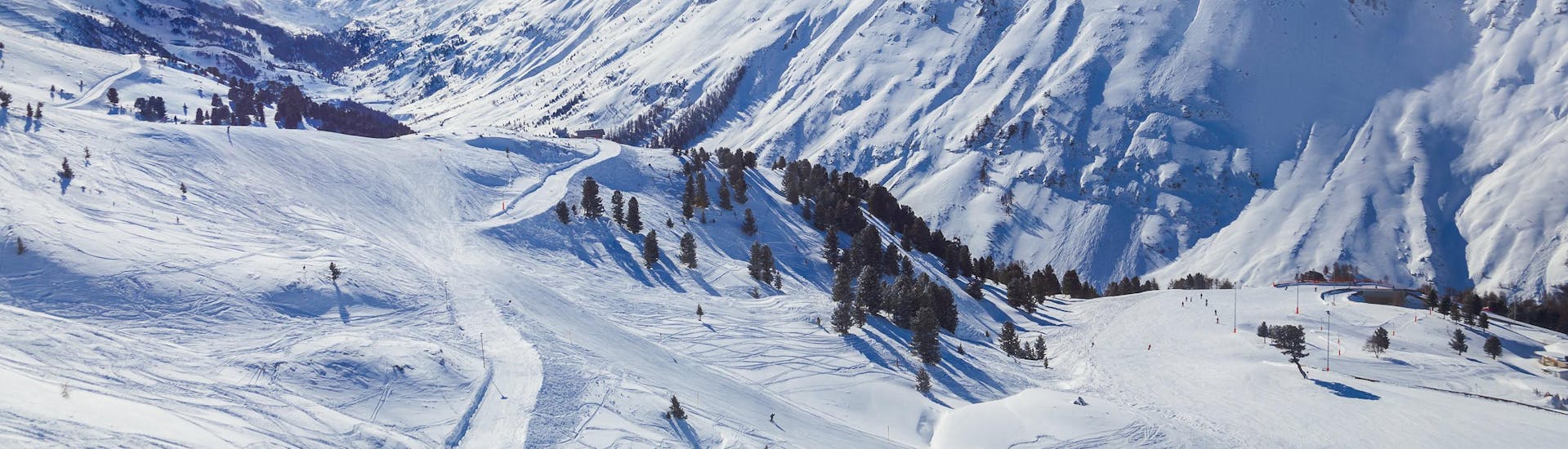 Blick auf die alpine Landschaft des Skigebiets Obergurgl, wo die örtlichen Skischulen ihre Skikurse anbieten.