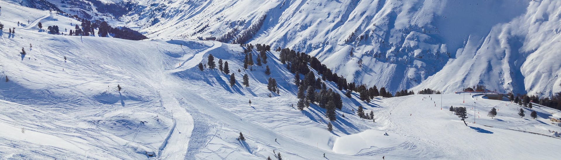 Blick auf die alpine Landschaft des Skigebiets Hochgurgl, wo die örtlichen Skischulen ihre Skikurse anbieten.