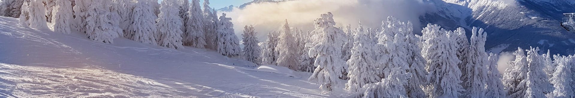 Skiër op de pistes van Igls, Oostenrijk bij de skilift.