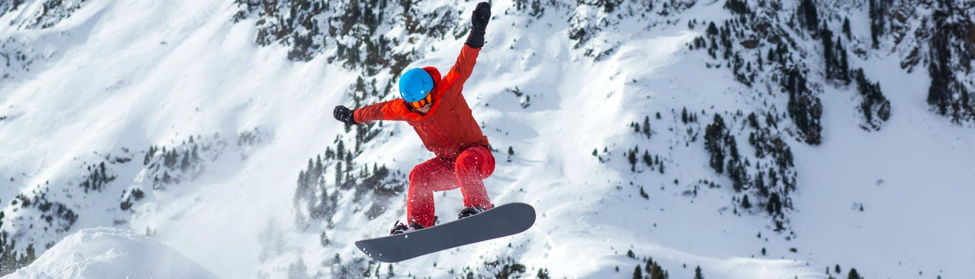 Ein Snowboarder genießt sein Snowboard-Abenteuer in der Innsbruck Olympia SkiWelt, einem beliebten Skigebiet wo angehende Skifahrer bei einer der örtlichen Skischulen einen Skikurs buchen können.