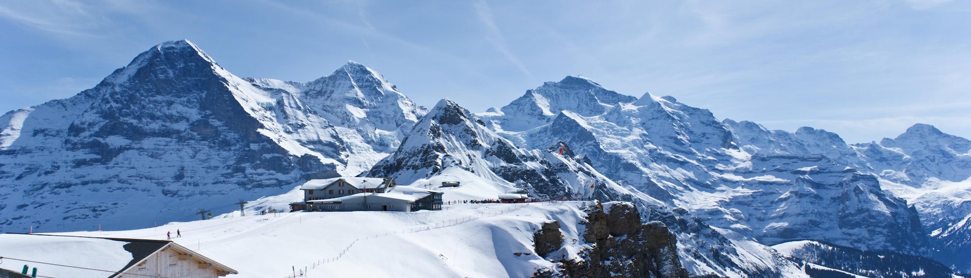 Vue du paysage de montagnes enneigées entourant la station de téléphérique dans la station de ski suisse d'Interlaken.