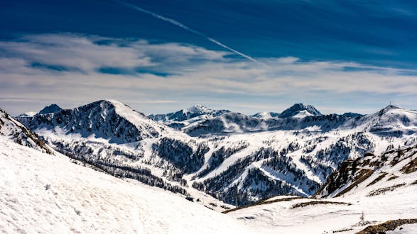 Une vue panoramique des sommets de la station de ski française d'Isola 2000, où les écoles de ski locales offrent une variété de cours de ski pour les personnes qui veulent apprendre à skier.