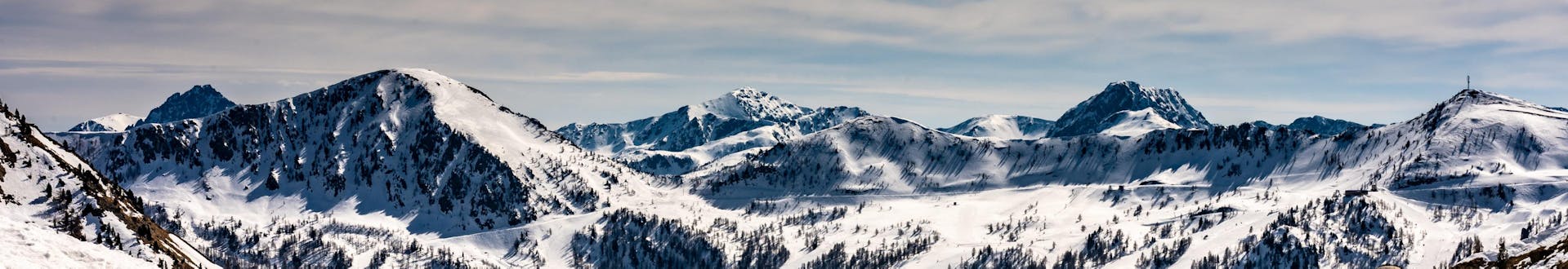 Ein Panoramablick über die Berggipfel im französischen Skigebiet Isola 2000, wo Personen, die das Skifahren lernen möchten, bei den örtlichen Skischulen einen Skikurs buchen können.