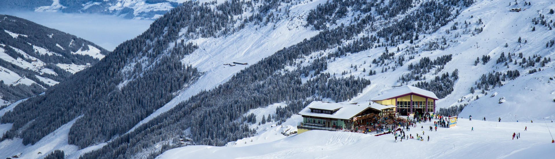 Blick auf das Skigebiet Kaltenbach im Hochzillertal, wo örtliche Skischulen ihre Skikurse anbieten.