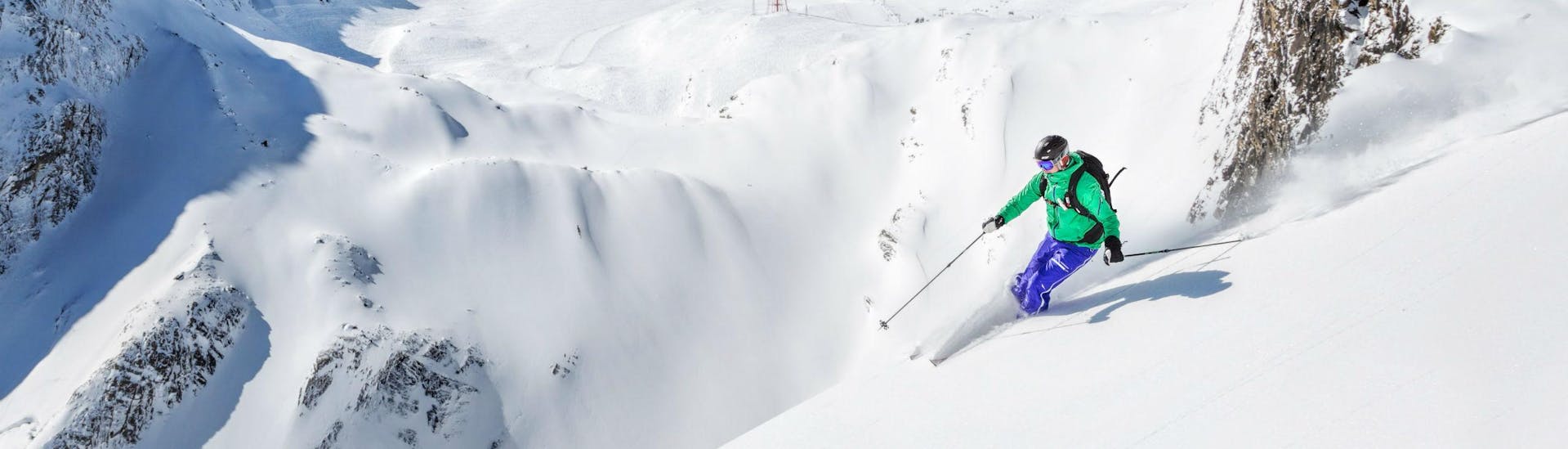 Ein Skifahrer fährt im salzburger Skigebiet Kaprun, wo Anfänger als auch Fortgeschrittene einen Skikurs bei einer der örtlichen Skischulen buchen können, bei frischem Pulverschnee die Piste hinab.