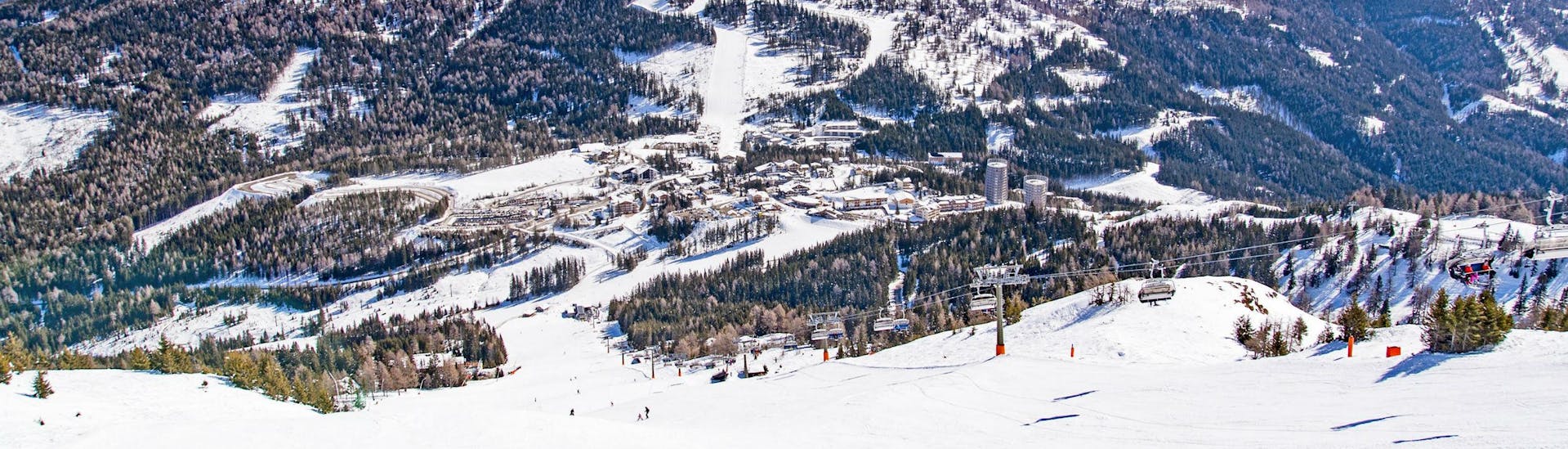 Ein Blick auf die schneebedeckten Pisten am Katschberg, wo Skifahrer mit einer der örtlichen Skischulen einen Skikurs buchen können.