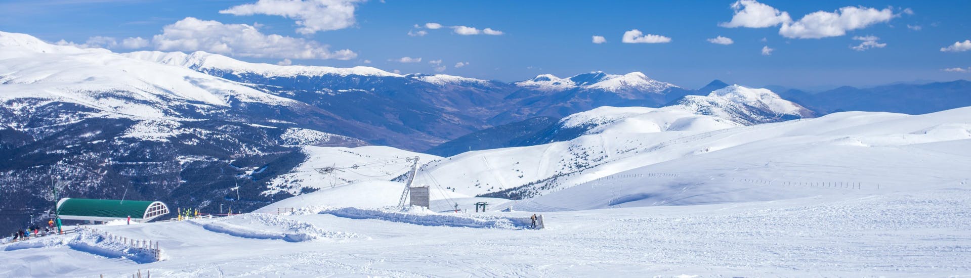 Een foto van de pistes van La Molina waar u kunt gaan skiën met de skilessen.