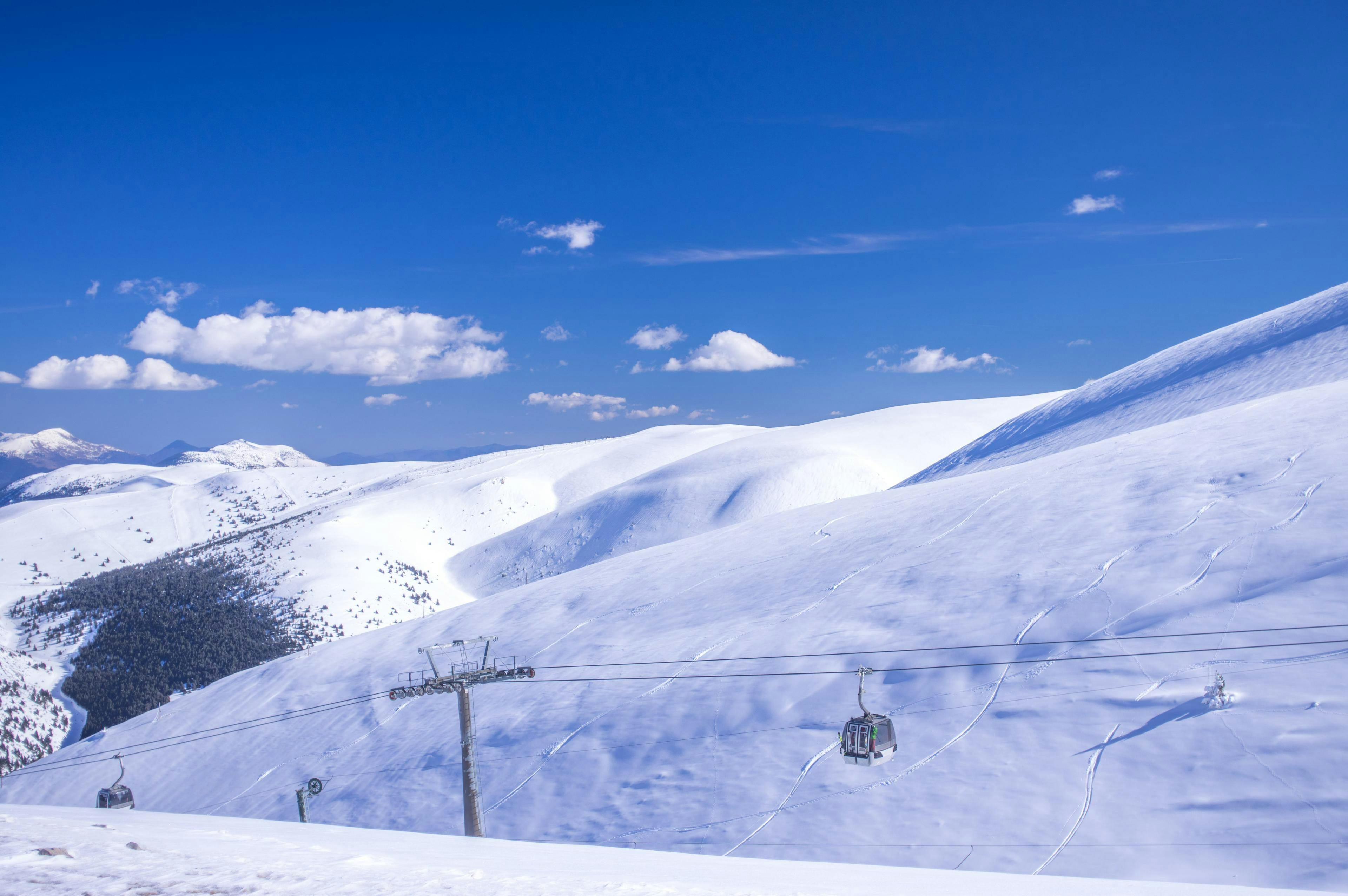 ski-school-la-molina_SEM-Resort-Hero Una foto de una góndola en la estación de esquí catalana de La Molina, donde los visitantes pueden reservar un curso de esquí en una de las escuelas de esquí locales.