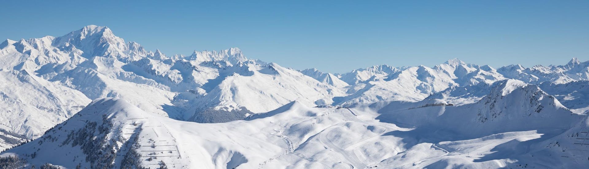 Vue sur les montagnes enneigées de la station de ski de La Plagne où l'école de ski dispense des cours de ski.