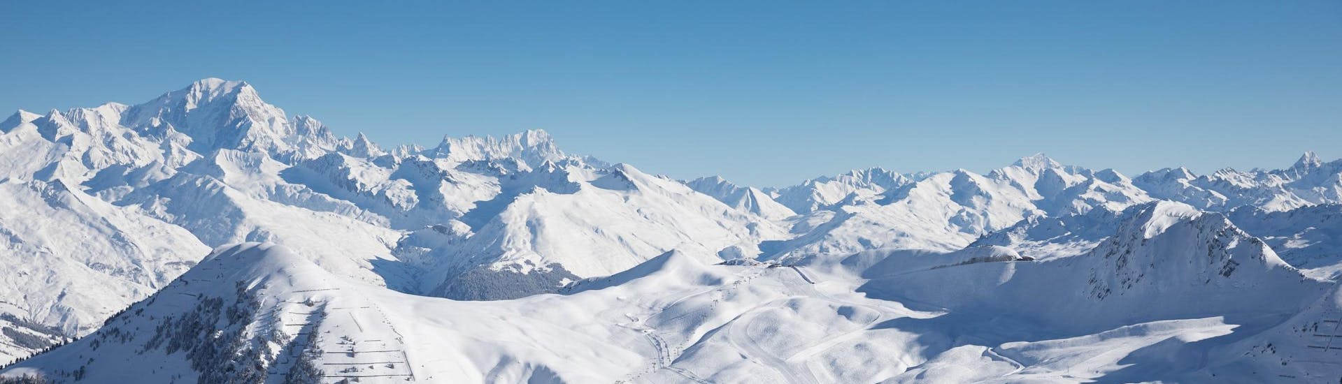 Vue sur les montagnes enneigées de la station de ski de La Plagne où l'école de ski dispense des cours de ski.