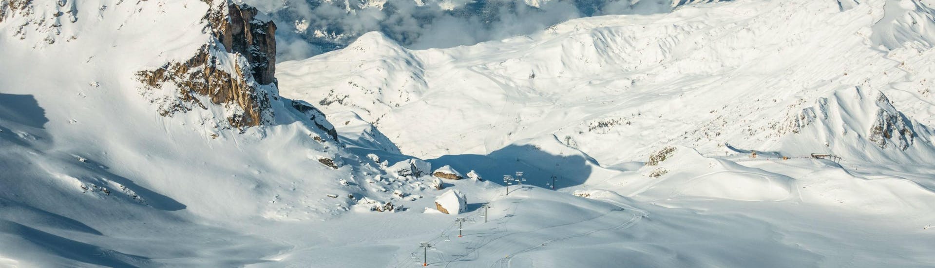 Ein Panoramablick über La Plagne, eine beliebtes Skigebiet in den französische Alpen, wo örtliche Skischulen für all diejenigen, die das Skifahren lernen wollen, Skikurse anbieten.