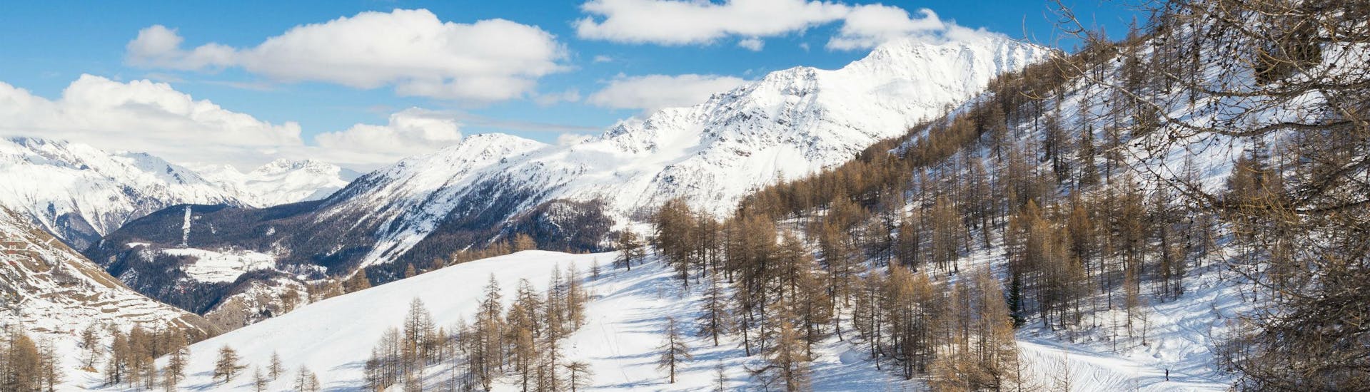 An image of the snowy mountainscape in the French ski resort of La Rosière, where aspiring skiers can book ski lessons with the local ski schools. 