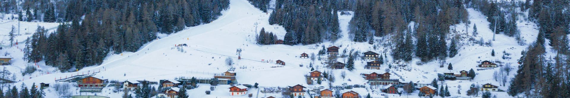 Eine Luftaufnahme der Skipisten von La Tzoumaz, einem beliebten schweizer Skigebiet in dem Besucher bei einer der örtlichen Skischulen einen Skikurs buchen können.