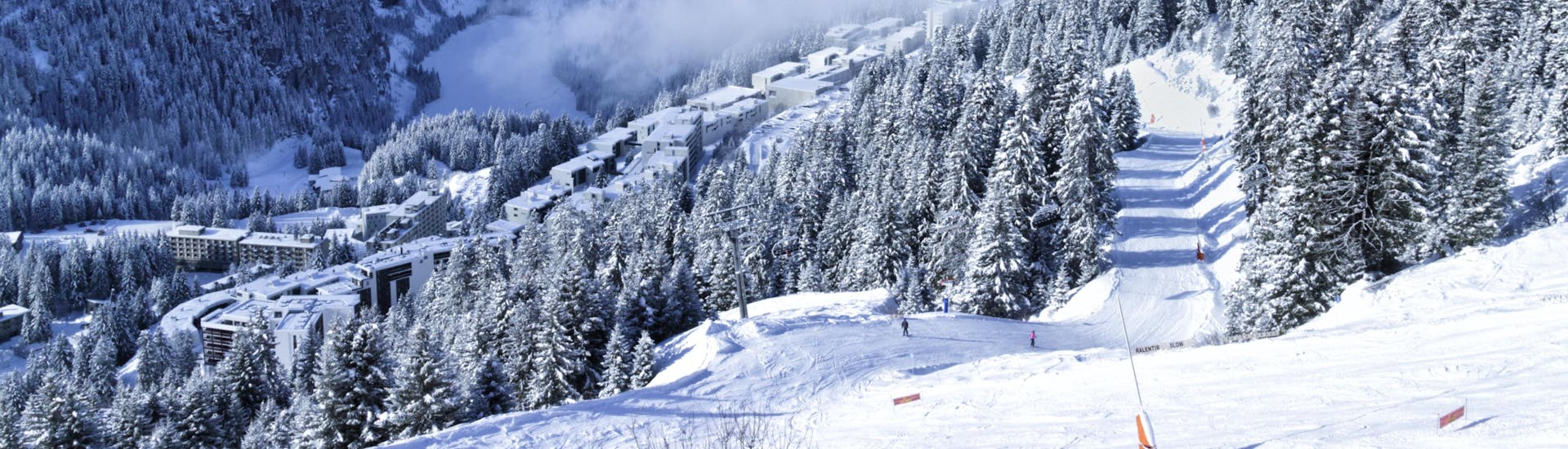 Ein Blick über die verschneite Winterlandschaft der Region Grand Massif, wo örtliche Skischulen ihre Skikurse durchführen.