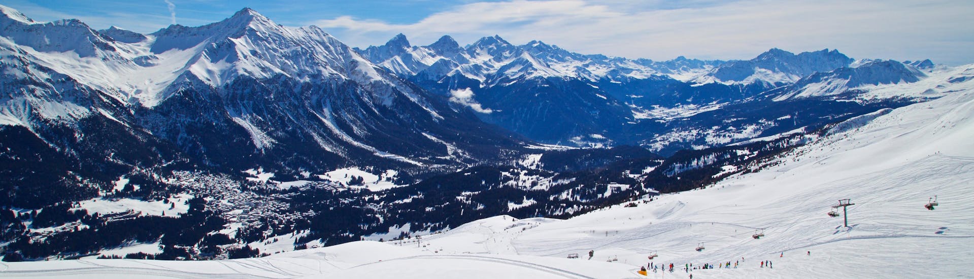 Ein Panoramablick über das Tal rund um Lenzerheide, einem beliebten schweizer Skigebiet in dem Besucher bei einer der örtlichen Skischulen einen Skikurs buchen können.