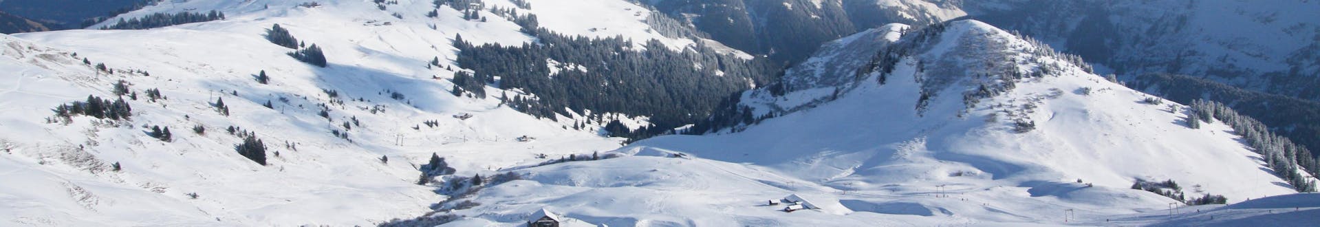 Blick auf die schneebedeckten Pisten des schweizerischen Skigebiets Les Crosets wo örtliche Skischulen eine breite Palette an Skikursen für all diejenigen, die das Skifahren lernen wollen, anbieten.