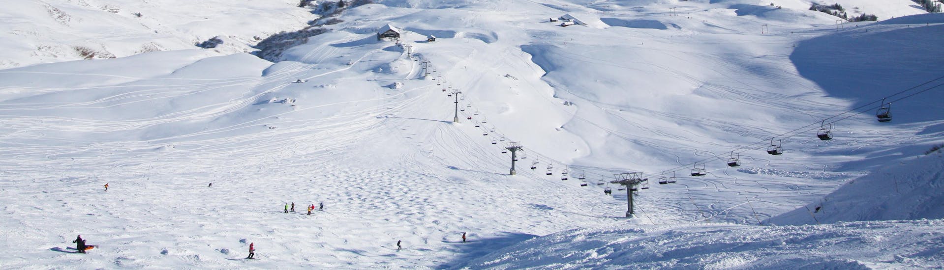 Blick auf die schneebedeckten Pisten des schweizerischen Skigebits Les Crosets wo örtliche Skischulen eine breite Palette an Skikursen für all diejenigen, die das Skifahren lernen wollen, anbieten.