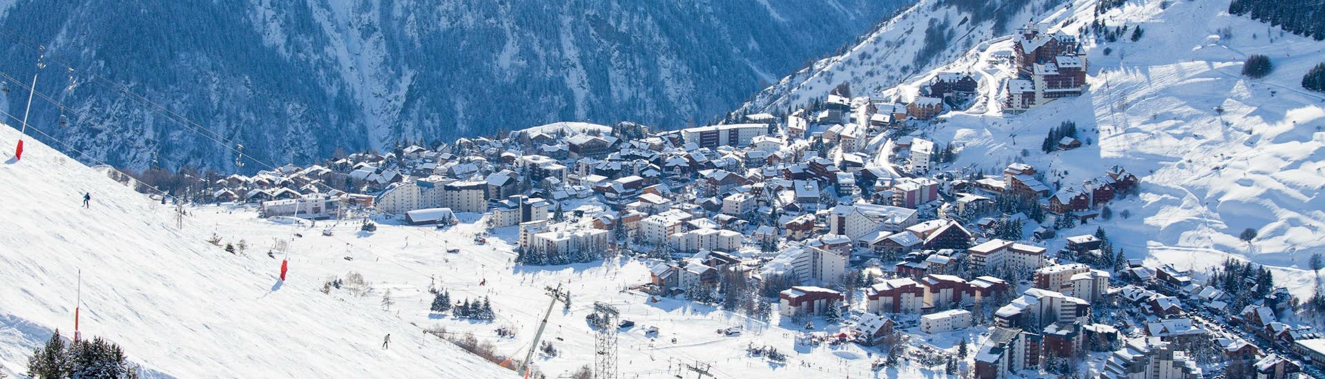 Vista del paesaggio montano soleggiato durante un corso di sci con scuole di sci a Les Deux Alpes.