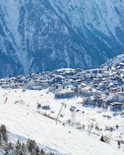 Ein Blick auf Frankreichs zweitältestes Skigebiet Les Deux Alpes, wo örtliche Skischulen an alle die das Skifahren lernen wollen Skikurse anbieten.
