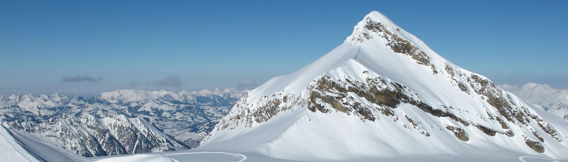 Ausblick über die schneebedeckten Bergspitzen des Skigebiets Les Diablerets, wo die örtlichen Skischulen ihre Skikurse ausführen. 