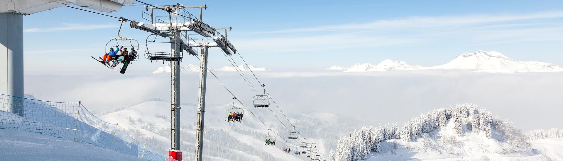 Vue sur un paysage de montagne ensoleillé lors d'un cours de ski avec l'une des écoles de ski de la station de ski Les Gets.