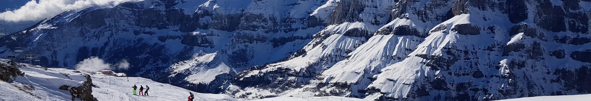 Blick auf das Schweizer Skigebiet Leukerbad-Torrent, wo die örtlichen Skischulen ihre Skikurse anbieten.
