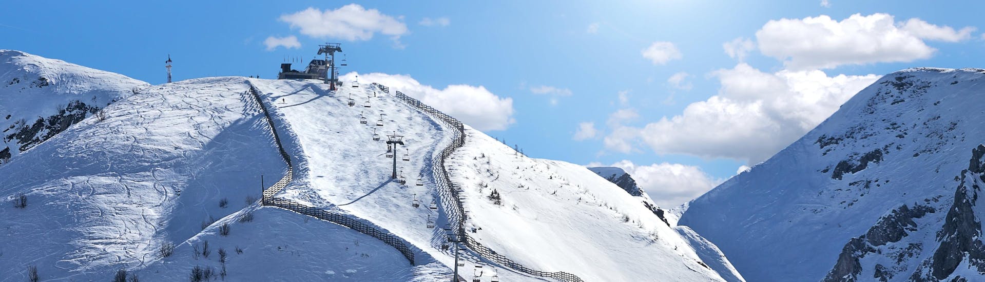 Vista sulle piste soleggiate della stazione sciistica di Limone Piemonte nella Riserva Bianca, dove le scuole di sci locali offrono le loro lezioni di sci.