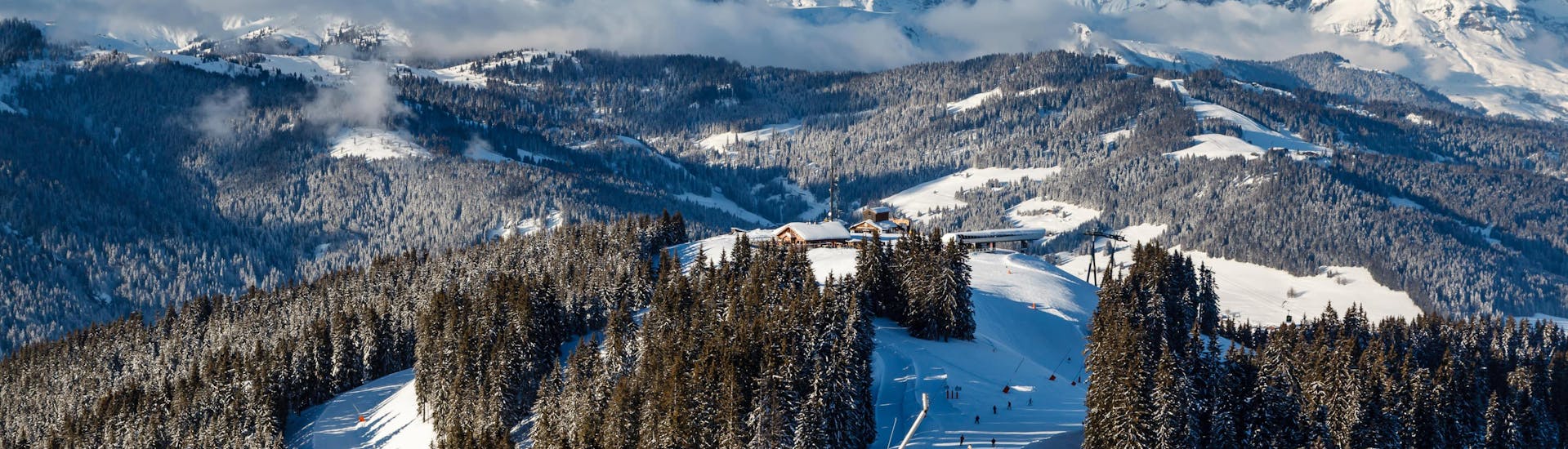Vue des pistes de la station de ski française de Megève où les écoles de ski locales offrent un large éventail de cours de ski à ceux qui veulent apprendre à skier.