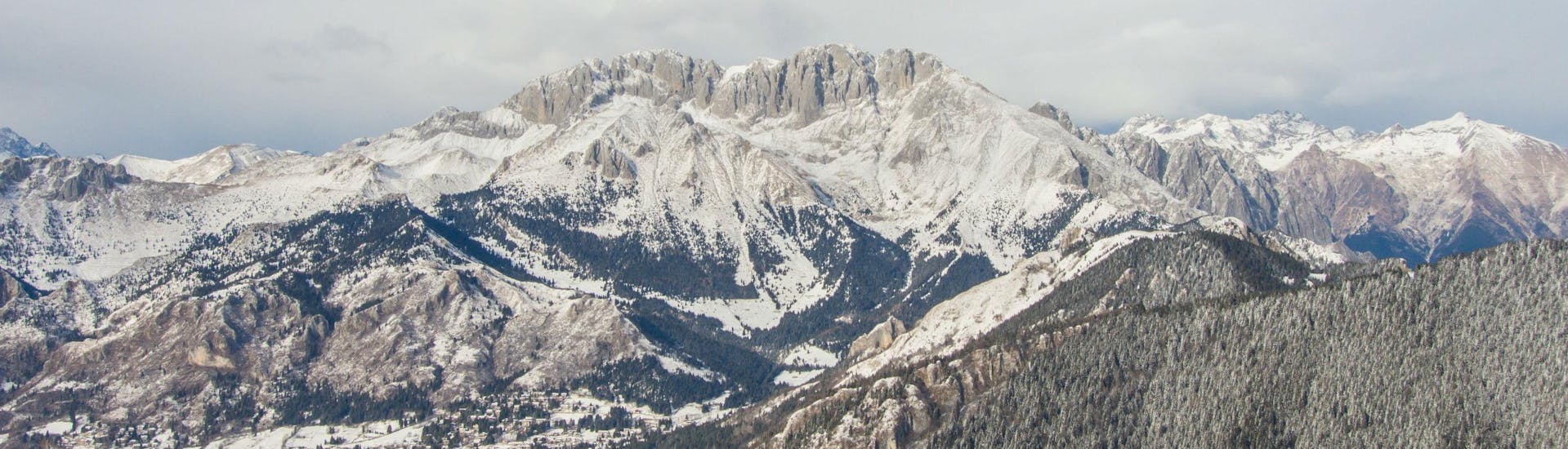 Una visuale sulla cime innevata del Monte Pora, dove le scuole di sci locali offrono le loro numerose lezioni di sci.
