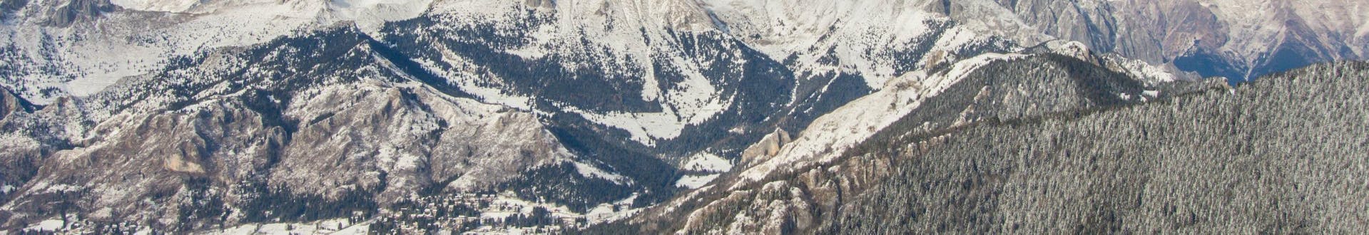 Una visuale sulla cime innevata del Monte Pora, dove le scuole di sci locali offrono le loro numerose lezioni di sci.