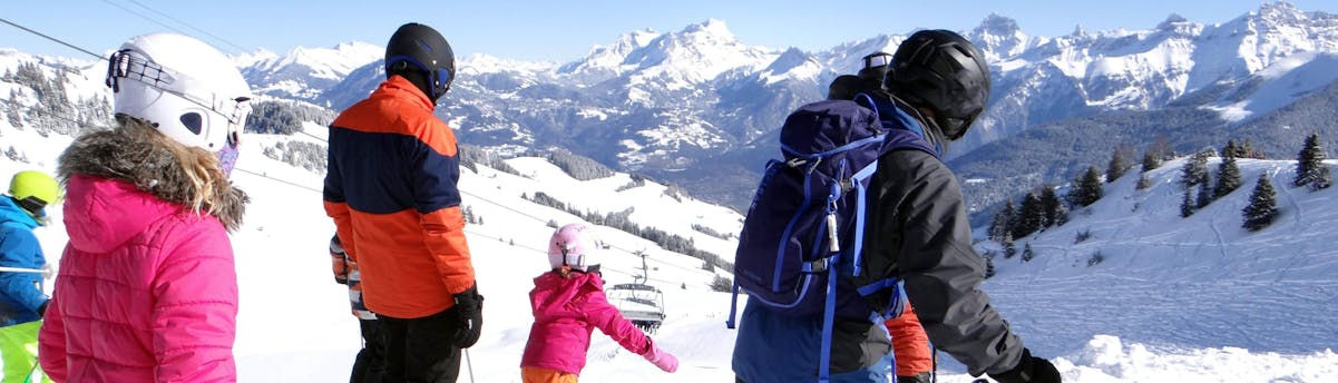 ski-school-morgins_SEM-Resort-Hero1 Eine Familie fährt eine der Pisten im Skigebiet von Morgins hinunter, einem beliebten Wintersportort im französischen Teil der Schweiz, wo Besucher bei einer der örtlichen Skischulen einen Skikurs buchen können.