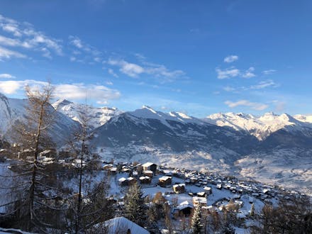 Une vue aérienne de la station de ski de Nendaz-Siviez, une destination populaire en Suisse romande, où les visiteurs peuvent réserver des cours de ski avec une des écoles de ski locales.