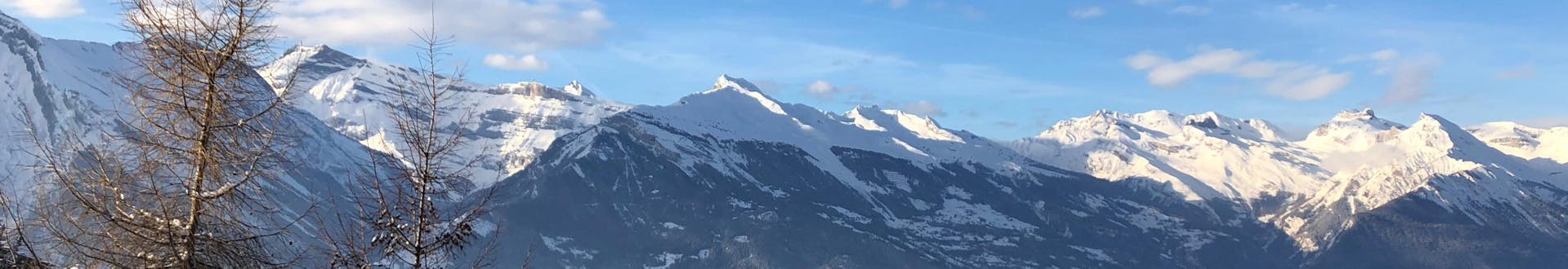 Une vue aérienne de la station de ski de Nendaz-Siviez, une destination populaire en Suisse romande, où les visiteurs peuvent réserver des cours de ski avec une des écoles de ski locales.
