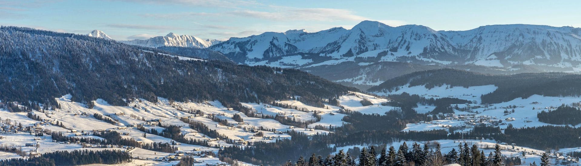 Ein Blick auf das malerische Skigebiet Oberstaufen, wo örtliche Skischulen Skikurse für alle Erfahrungsstufen anbieten.