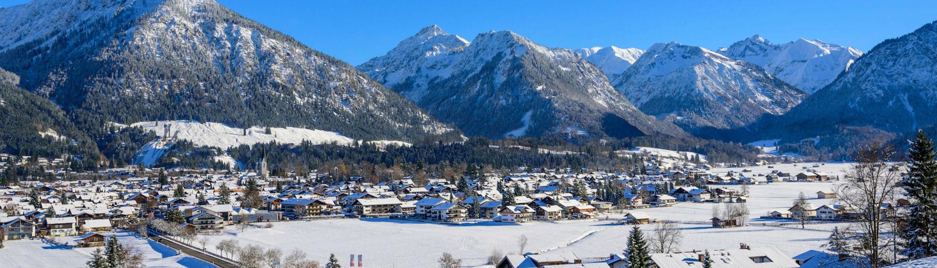 Blick auf das Nebelhorn im Skigebiet Oberstdorf, ein von den bayrischen Alpen umzingeltes Skigebiet in dem die örtlichen Skischulen eine Vielzahl an Skikursen anbieten. 