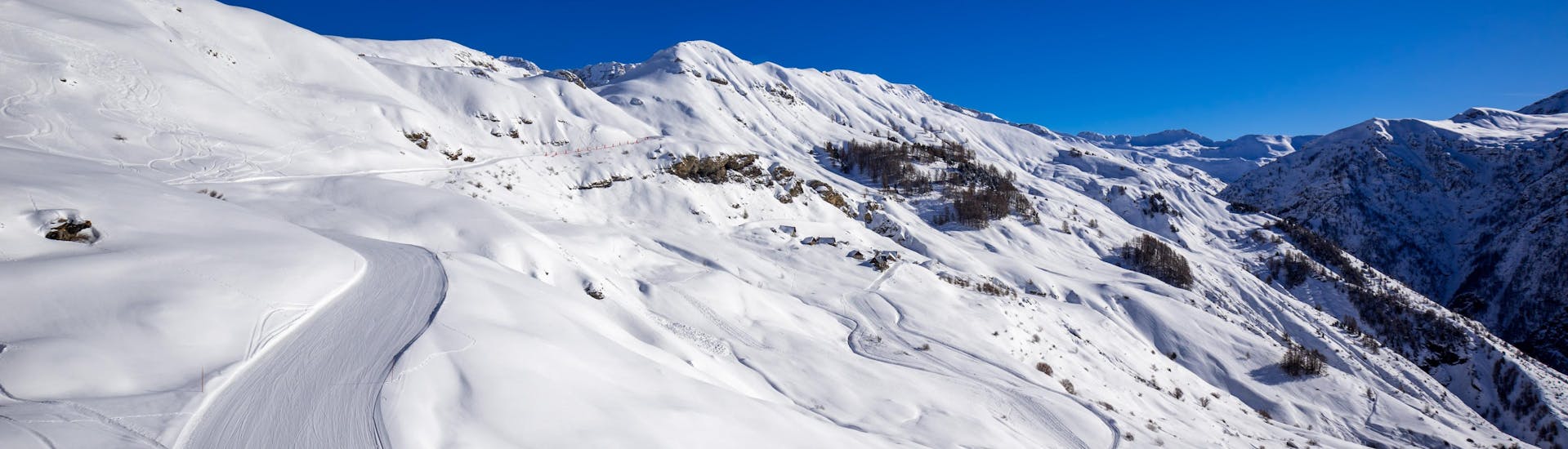 Vue sur le paysage de montagne enneigé de la station de ski Orcières Merlette 1850 en Haute-Alpes, où les écoles de ski locales proposent leurs cours de ski.