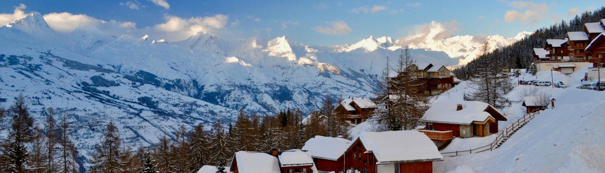 ski-school-peisey-vallandry_SEM-Resort-Hero A view across the snow-covered valley of Peisey Vallandry, a beautiful French ski resort where first-time skiers can enjoy a selection of ski lessons.