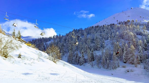 Skilift die omhoog gaat in het skigebied Piani di Bobbio, Italië.