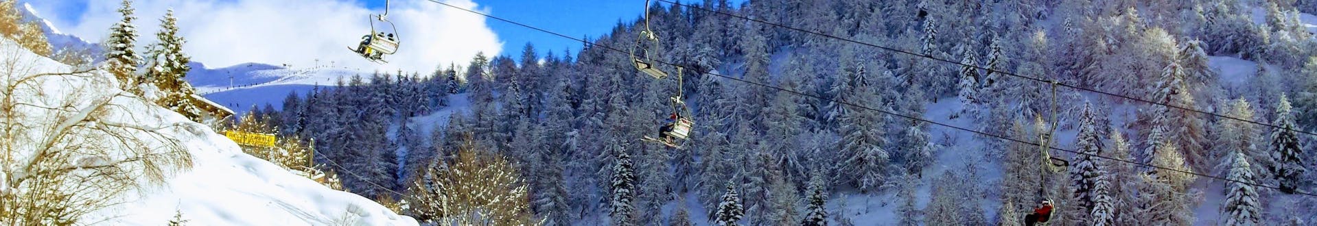 Skilift, der die Pisten im Skigebiet Piani di Bobbio, Italien, hinauffährt.