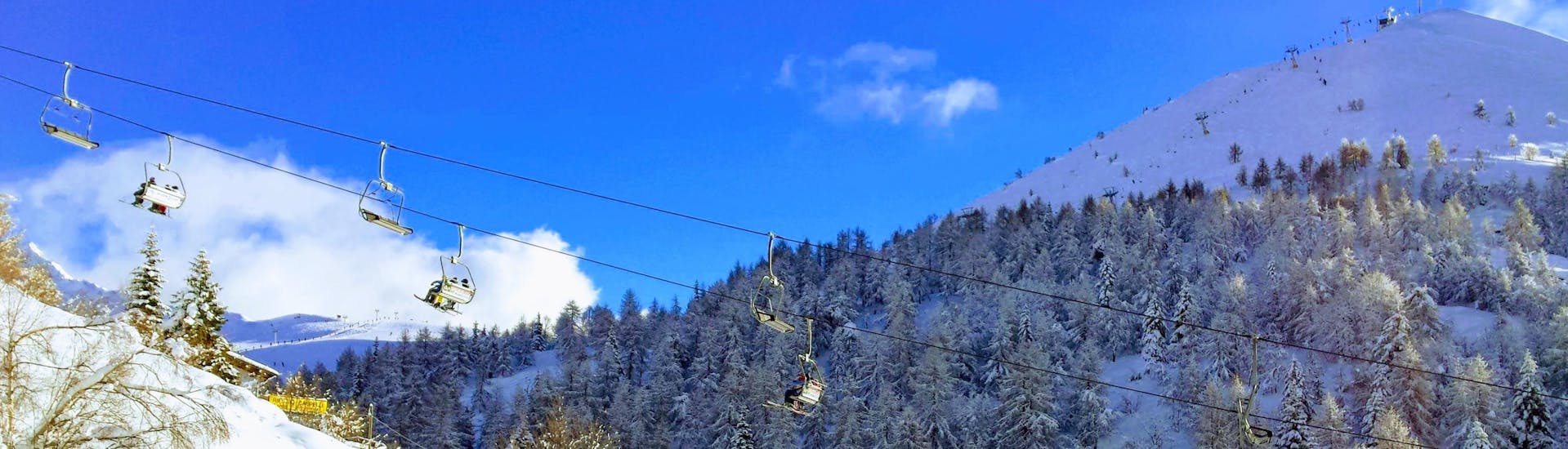 Skilift, der die Pisten im Skigebiet Piani di Bobbio, Italien, hinauffährt.