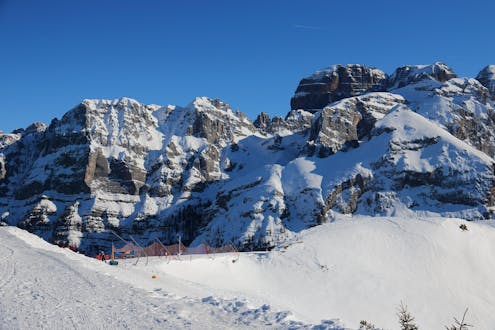Blick auf die alpine Landschaft des Skigebiets Pinzolo, wo die örtlichen Skischulen ihre Skikurse anbieten.