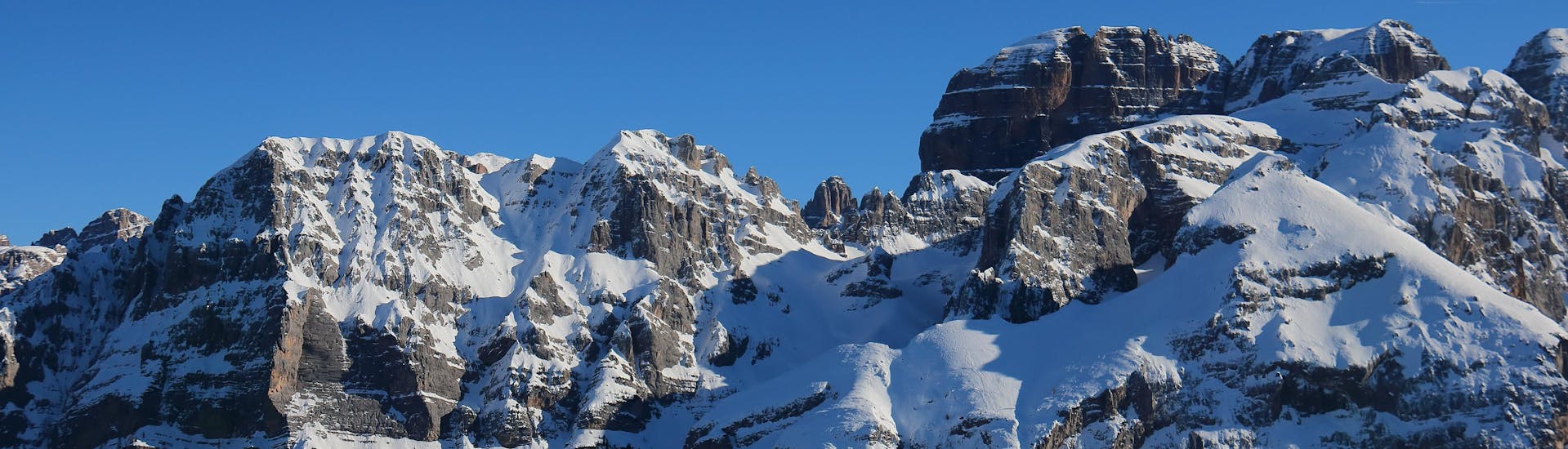 Blick auf die alpine Landschaft des Skigebiets Pinzolo, wo die örtlichen Skischulen ihre Skikurse anbieten.