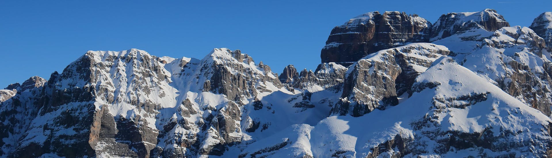 Vista del paesaggio alpino della stazione sciistica di Pinzolo, dove le scuole di sci locali offrono le loro lezioni di sci.